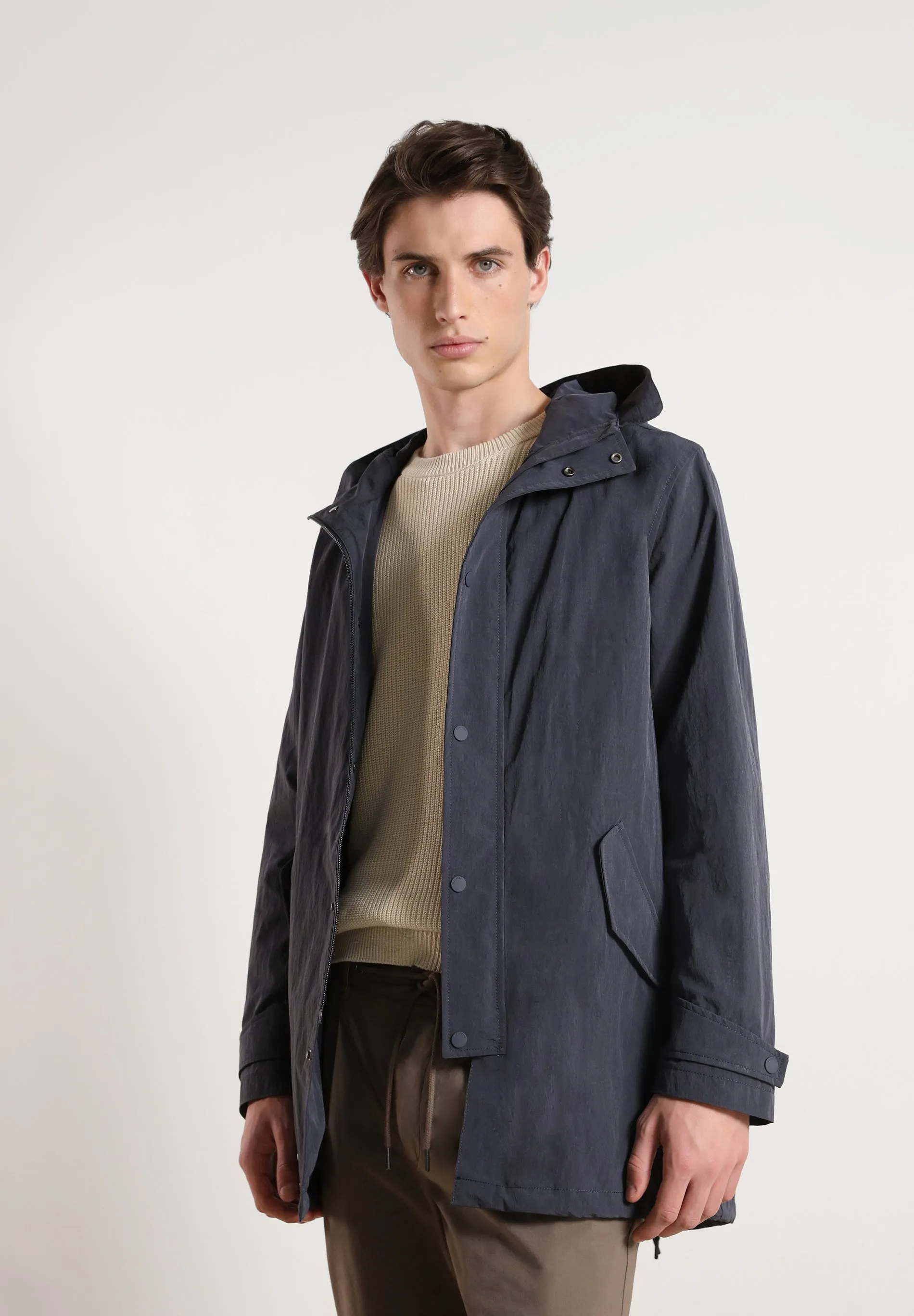 LIGHTWEIGHT HOODED PARKA